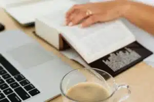 Aprenda 7 princípios financeiros do livro O Homem Mais Rico da Babilônia para ajudar mulheres a prosperar trabalhando em casa!