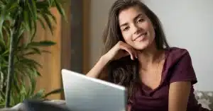 Imagem que representa uma mulher que vai criar metas em home office para prosperar com seu blog monetizado