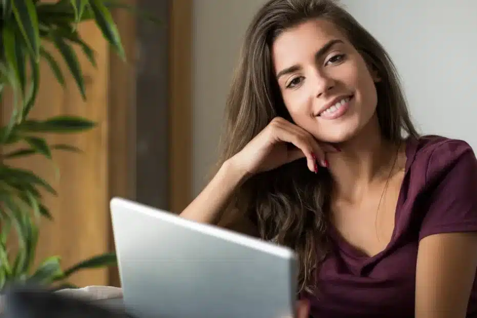 Imagem que representa uma mulher que vai criar metas em home office para prosperar com seu blog monetizado