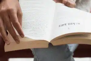 Descubra qual a importância da leitura e como ela pode transformar sua carreira com 4 dicas práticas para desenvolver o hábito de ler e alcançar seus objetivos profissionais trabalhando em casa!