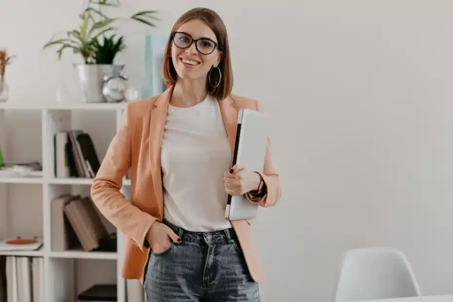 Imagem ilustrativa de uma mulher animada por montar um home office lucrativo