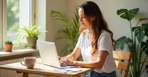 Imagem criada com IA para ilustrar uma mulher enviando seu sitemap ao Google para indexar seu blog e ranquear nos resultados de busca