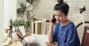 Imagem de uma mulher trabalhando em home office representando a Regra 80/20 de Pareto para aumentar a produtividade