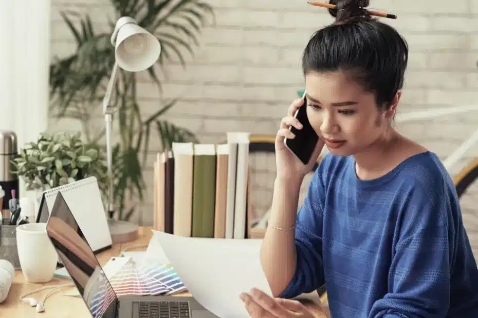 Imagem de uma mulher trabalhando em home office representando a Regra 80/20 de Pareto para aumentar a produtividade