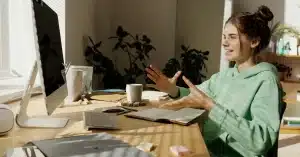 Imagem representando alta performance em home office de uma criadora de conteúdo para blogs monetizados