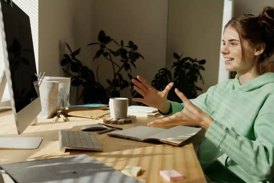 Imagem representando alta performance em home office de uma criadora de conteúdo para blogs monetizados