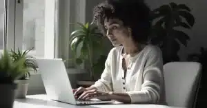 Imagem criada com IA representando uma mulher investindo em sua carreira profissional trabalhando em casa com blogs monetizados e lucrativos
