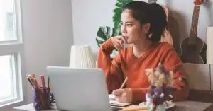 Imagem de uma criadora de conteúdo de blogs monetizados aprendendo como fazer um planejamento financeiro para crescer com segurança
