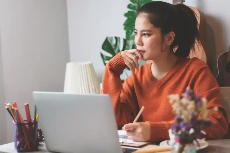 Imagem de uma criadora de conteúdo de blogs monetizados aprendendo como fazer um planejamento financeiro para crescer com segurança