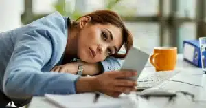 Imagem representando uma mulher no seu ambiente de trabalho precisando aprender como vencer a procrastinação