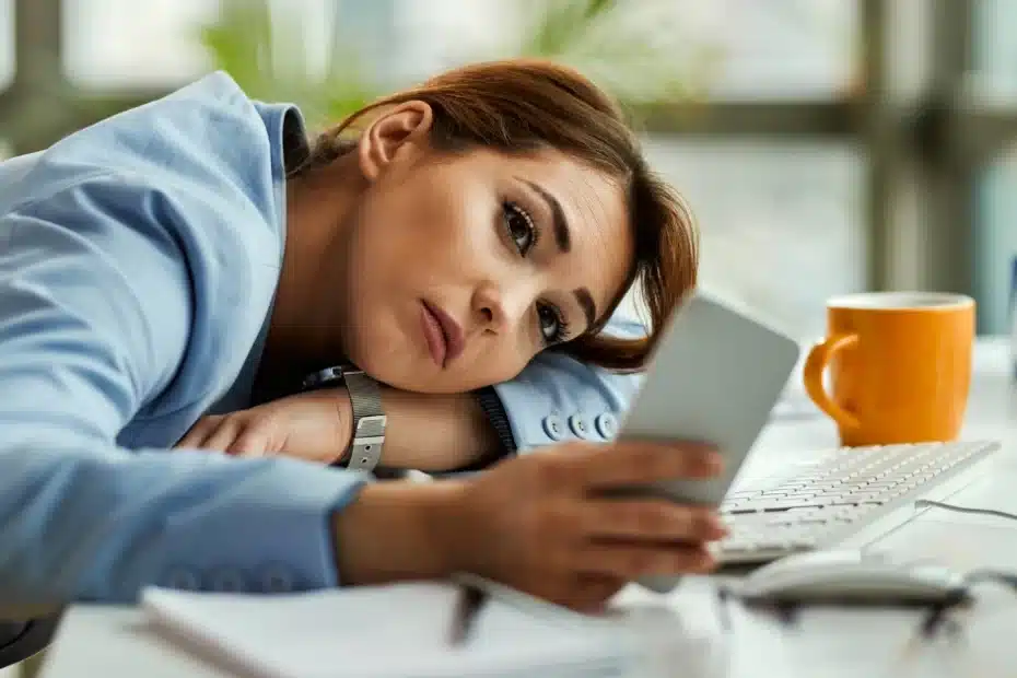 Imagem representando uma mulher no seu ambiente de trabalho precisando aprender como vencer a procrastinação