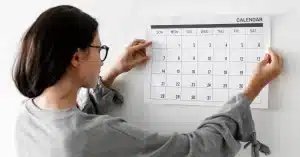 Imagem representando uma mulher observando as datas comemorativas 2025 para planejar um conteúdo de sucesso no seu blog