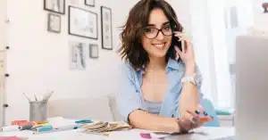Imagem representando uma mulher trabalhando em home office com confiança e foco nos indicadores de produtividade