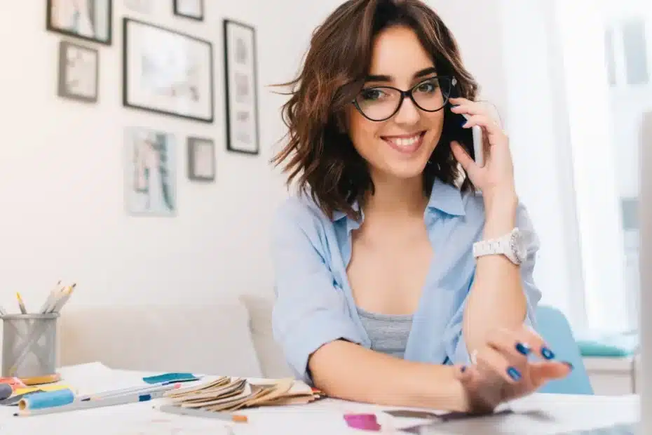 Imagem representando uma mulher trabalhando em home office com confiança e foco nos indicadores de produtividade