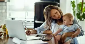 Imagem representando uma mãe com seu bebê usando a licença maternidade para empreender em casa com blogs monetizados