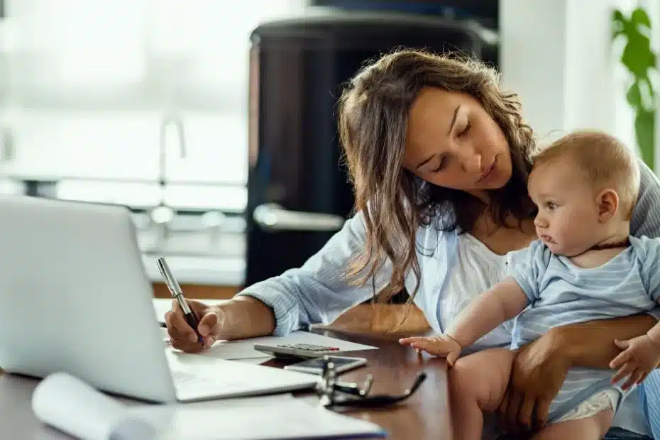 Imagem representando uma mãe com seu bebê usando a licença maternidade para empreender em casa com blogs monetizados