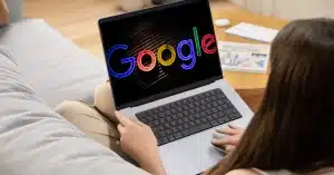 Imagem criada com IA representado uma mulher trabalhando em casa com as melhores ferramentas do Google para seu blog