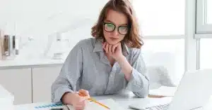Imagem de uma mulher em home office fazendo seu planejamento 2024