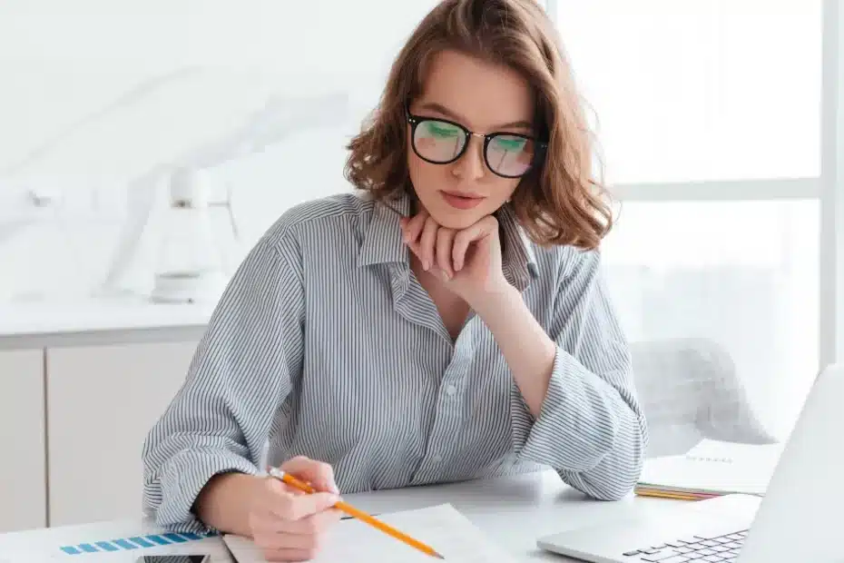 Imagem de uma mulher em home office fazendo seu planejamento 2024