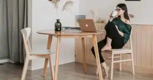 Imagem representando uma mulher tomando café em seu home office se preparando para a técnica de produtividade power nap, "cochilo poderoso"