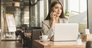 Imagem representando uma mulher buscando como aumentar sua produtividade no trabalho
