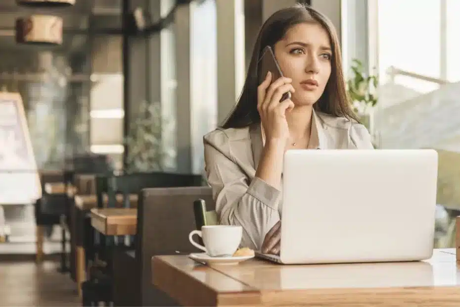 Imagem representando uma mulher buscando como aumentar sua produtividade no trabalho