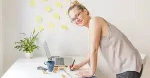Imagem representando uma mulher em seu home office planejando rotina da manhã para trabalhar com blog