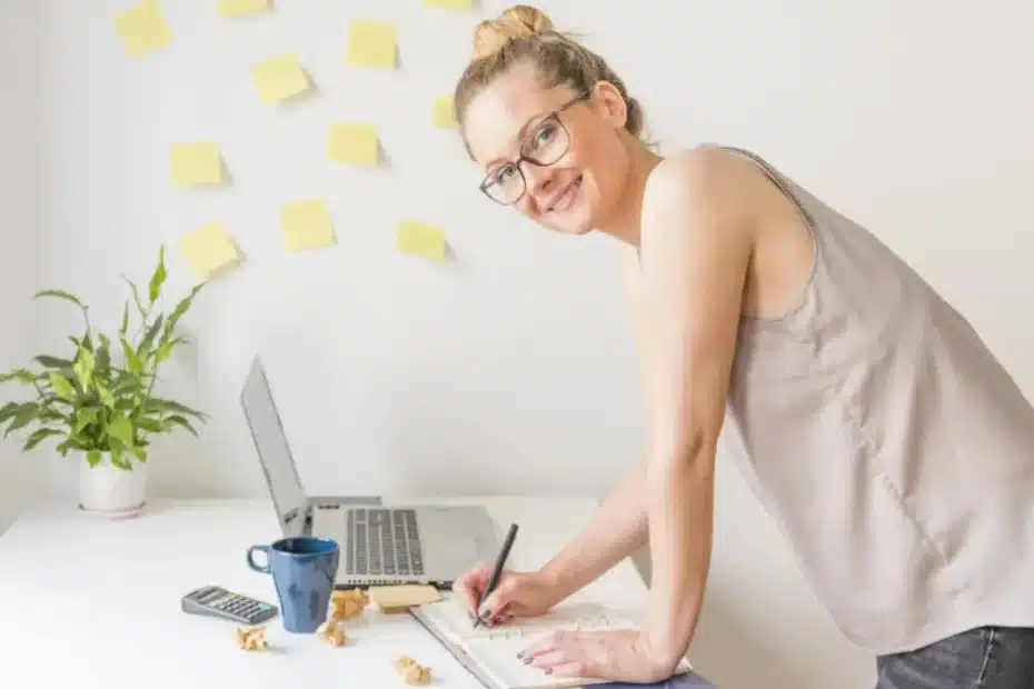 Imagem representando uma mulher em seu home office planejando rotina da manhã para trabalhar com blog