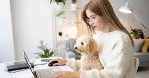 Imagem ilustrativa de uma mulher descobrindo como organizar a rotina diária para quem trabalha em casa com 8 hábitos essenciais para aumentar sua produtividade