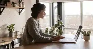 Imagem representando uma mulher trabalhando home office com blogs monetizados e IA aplicada