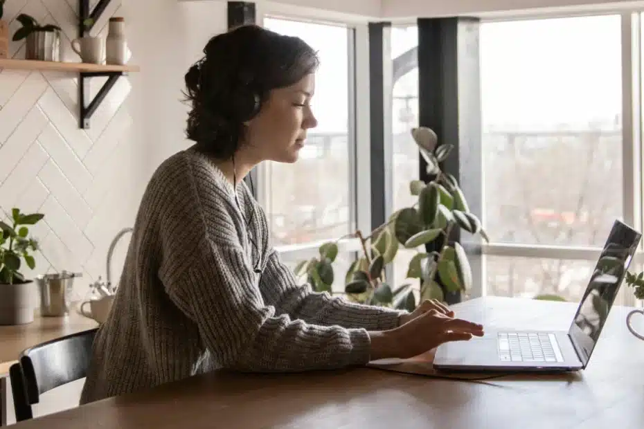 Imagem representando uma mulher trabalhando home office com blogs monetizados e IA aplicada