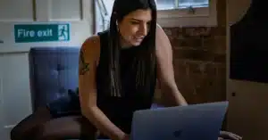 Imagem de uma mulher acompanhando o crescimento do seu tráfego depois que aprendeu como montar clusters no blog