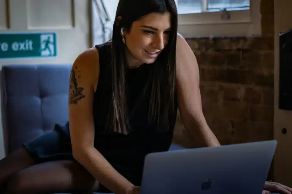Imagem de uma mulher acompanhando o crescimento do seu tráfego depois que aprendeu como montar clusters no blog