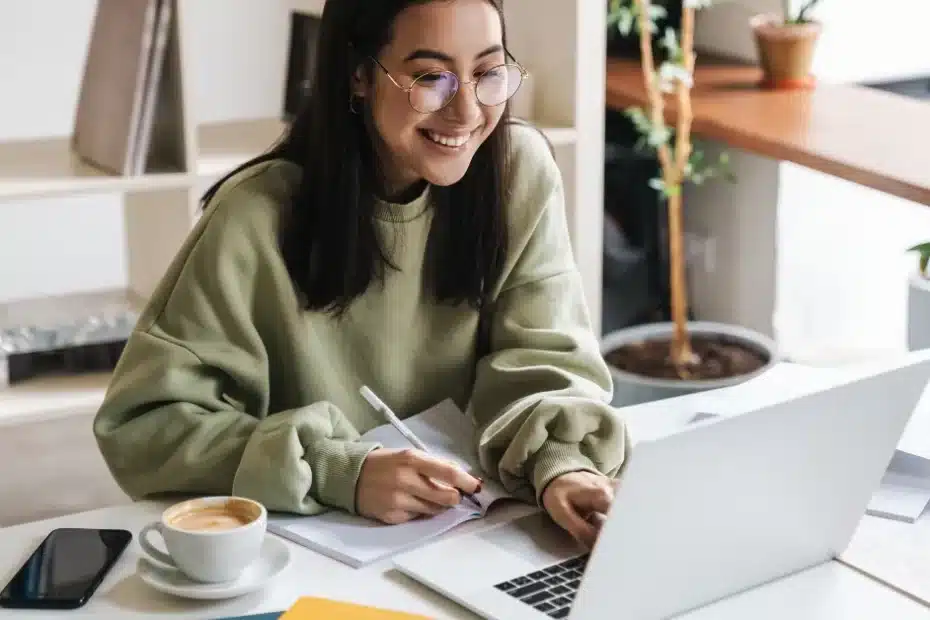 Imagem representando uma mulher trabalhando em home office com conteúdo como fonte para IA em seu blog