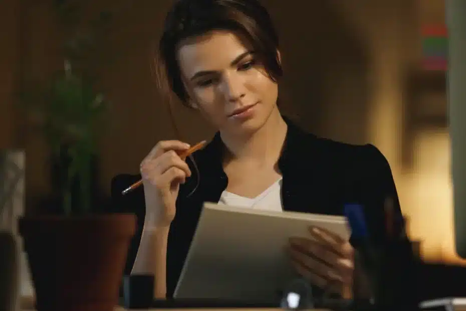 Imagem representando uma mulher com hiperfoco no home office