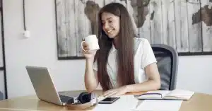 Imagem representando uma mulher aprendendo o que é um blog e como ele pode alimentar as fontes de Inteligência Artificial