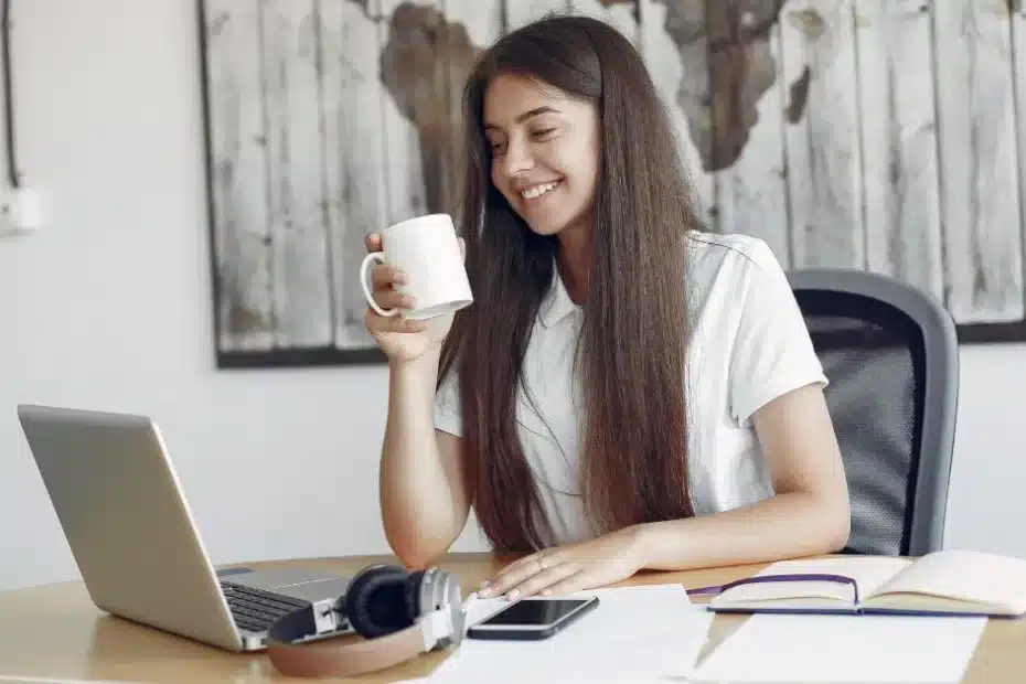 Imagem representando uma mulher aprendendo o que é um blog e como ele pode alimentar as fontes de Inteligência Artificial