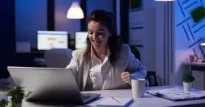 imagem representando uma mulher que está aprendendo prompts chatGPT para criar conteúdo autoral para o seu blog