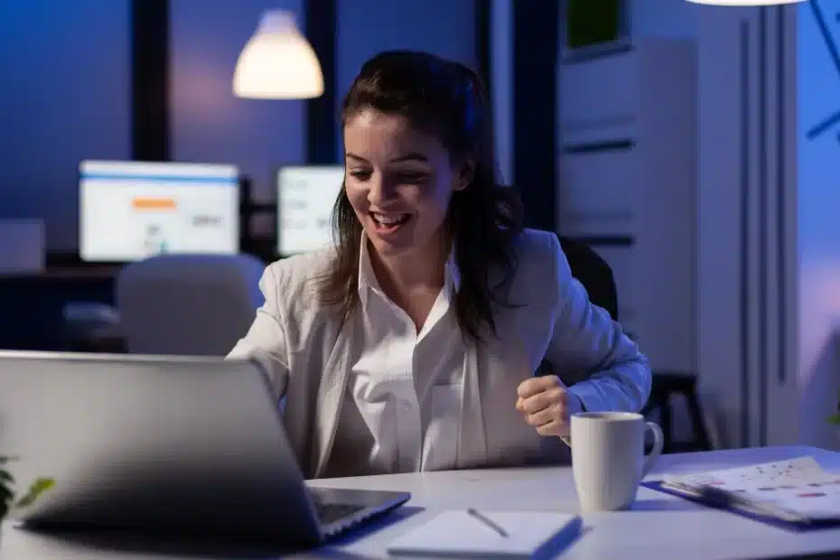imagem representando uma mulher que está aprendendo prompts chatGPT para criar conteúdo autoral para o seu blog