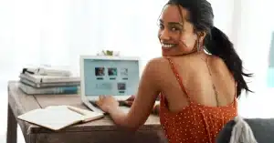 Imagem representando uma blogueira que está estudando as tendências de blog marketing com alto potencial de tráfego orgânico em 2025
