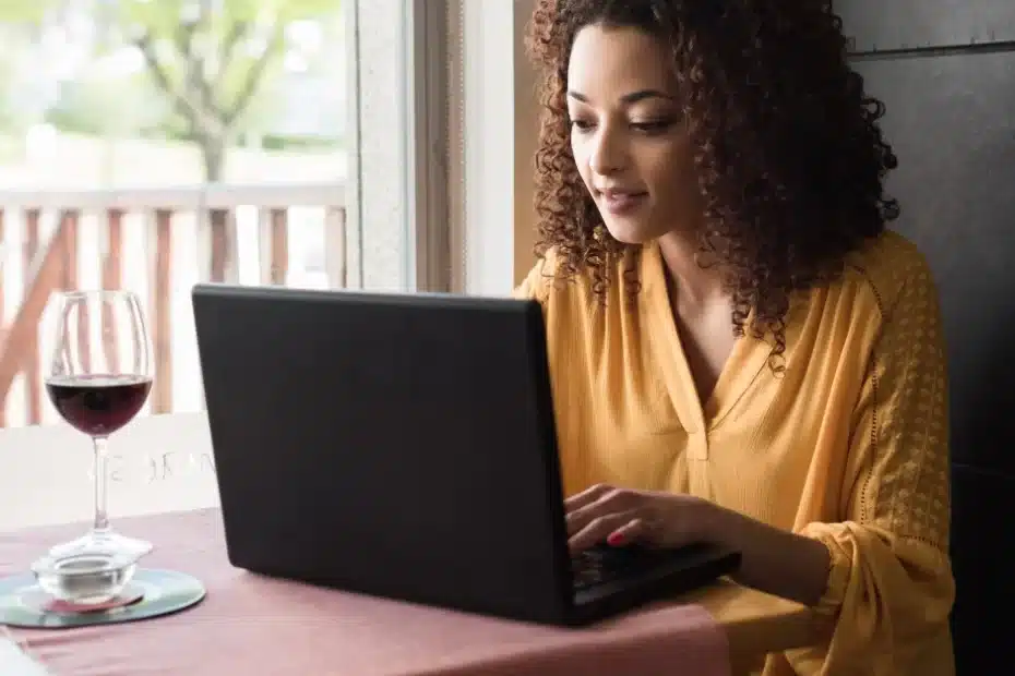 Imagem representando uma mulher aprendendo a aplicar o Zero-Click Content para transformar seu blog sem depender de cliques