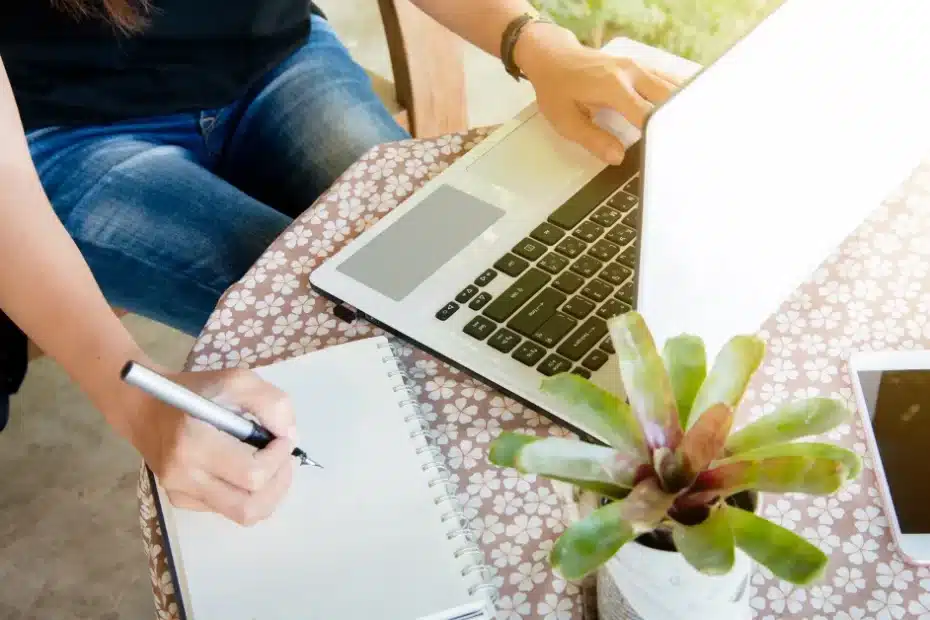 Imagem representando uma mulher trabalhando em home office com artigos multimodais para blogs