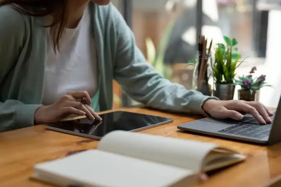 Imagem de uma mulher aplicando como atualizar conteúdo evergreen com IA no seu blog em home office