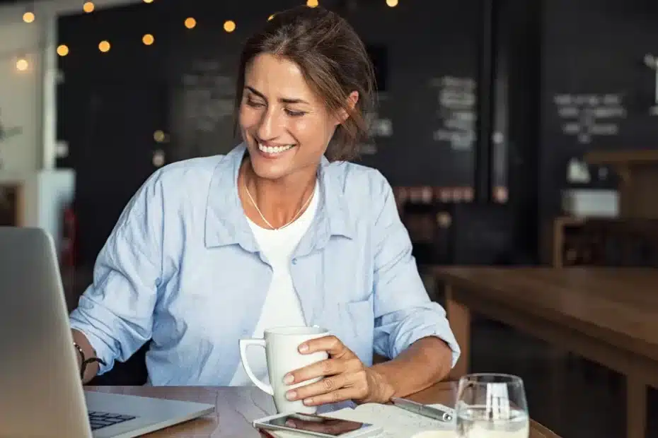 Imagem representando uma mulher que aprendeu como aplicar a estratégia de microtemas de autoridade para blogs